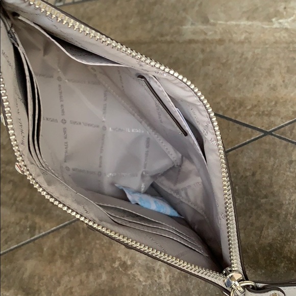 MICHAEL KORS JET SET TRAVEL XL ZIP CLUTCH WRISTLET - Picture 12 of 16